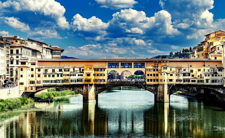 FLORENCE_KOKA TILTS_IR KULTURAS CELOJUMI