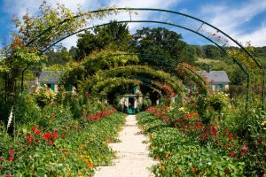 Giverny,/,normandie,/,france, ,07 19 2016:,path,with,plant