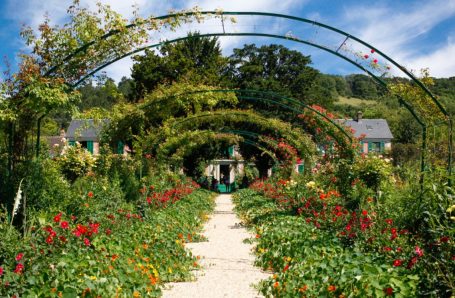Giverny Normandie France path with plant and flower in Giverny Garden at Claude Monet House–photo contributor–Marti-Bug-Catcher-oriģināls